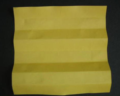 过程2:横向对折，折好的每边再对折，再对折1次，纸上留下横向的折痕共7道。