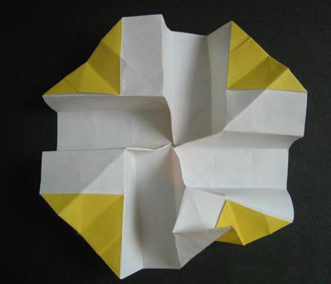 过程30:如图，将小三角向右上折去。