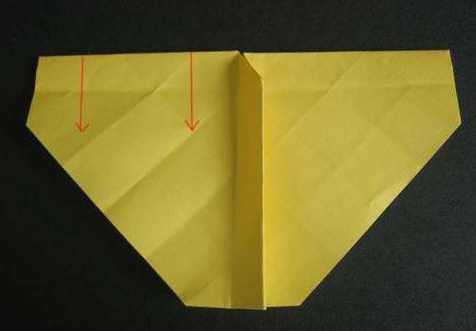 过程20:把折纸压平，依据红线将左上方的折纸向下折。