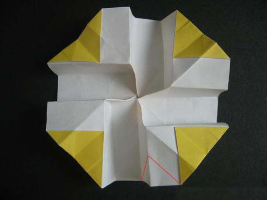 过程28:按红线所示向后折出两个小三角。
