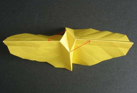 过程17:将折纸向内对折，对折的一起将顶部的四方形沿其对角线向下压折。