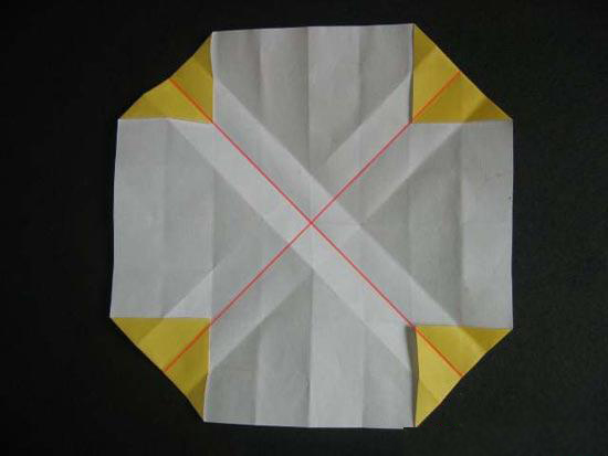 过程9:另一个对角线也同上一个过程，折一条折痕，翻开效果如图所示。