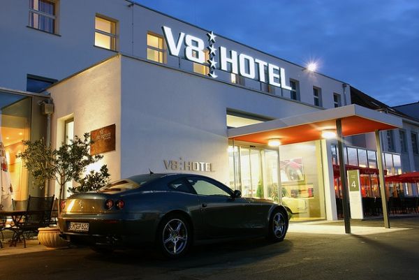 真正的“汽车”旅馆：V8引擎酒店