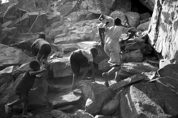 Tyler Hicks摄影作品：苏丹的洞穴庇护所