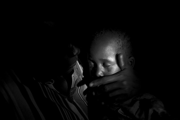 Tyler Hicks摄影作品：苏丹的洞穴庇护所