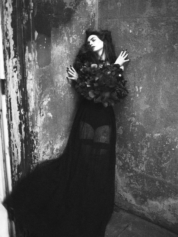 优雅的哥德式黑白时尚摄影--安‧海瑟威