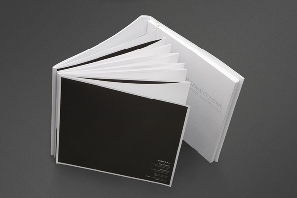 黑色简洁大方的国外画册设计