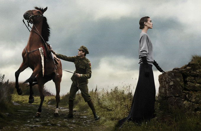 一个女孩和一个骑兵美国版Vogue时尚写真