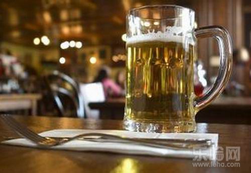 喝啤酒尿多是因为啤酒中含有的大量的水分和酒精具有利尿的作用