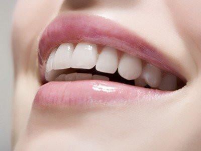 经常塞牙用牙签危害多，牙线才是清洁牙缝的神器