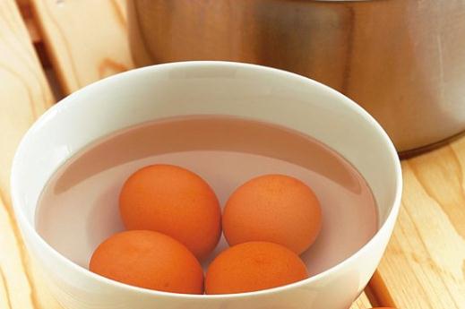 鸡蛋皮怎么去？巧剥鸡蛋皮方法，怎样给鸡蛋去皮妙招：冷热水交替法剥鸡蛋皮