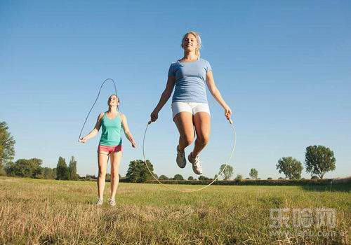 想要通过跳绳减肥，一定要注意掌握正确的减肥跳绳方法才能够事半功倍。