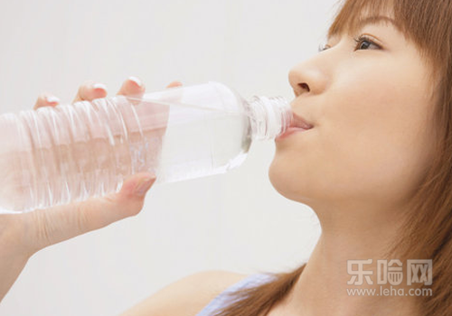 喝水瘦身法喝多少水合适