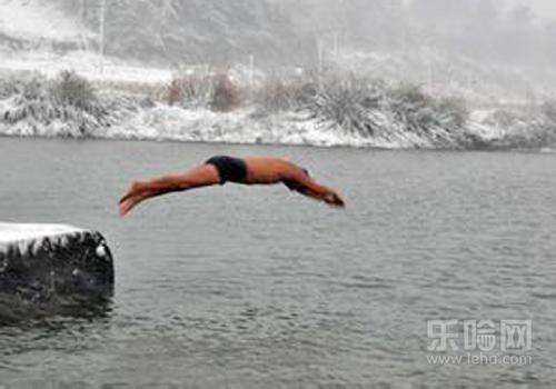 冬天游泳改善胃肠功能