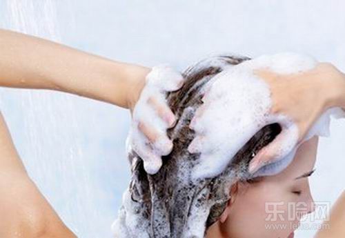 头发严重开叉的人要注意每次洗头之后要注意使用护发素