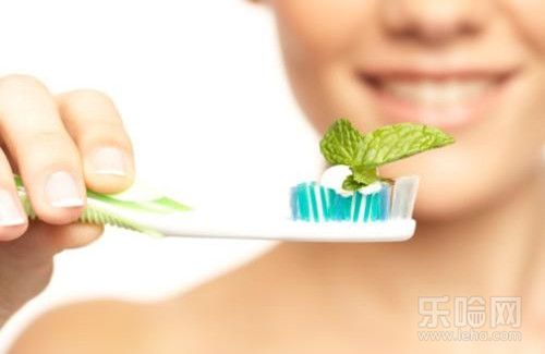 用牙膏洗脸可以减少脸部上的油