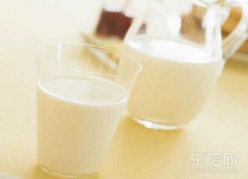 敷牛奶面膜用全脂牛奶