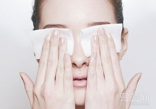 用冰水敷眼睛能够帮助消除眼疲劳。