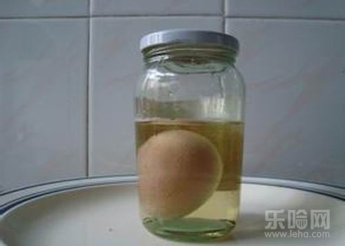 白醋能够帮助美白加上鸡蛋在美白祛斑的同时还能够有效润肤。
