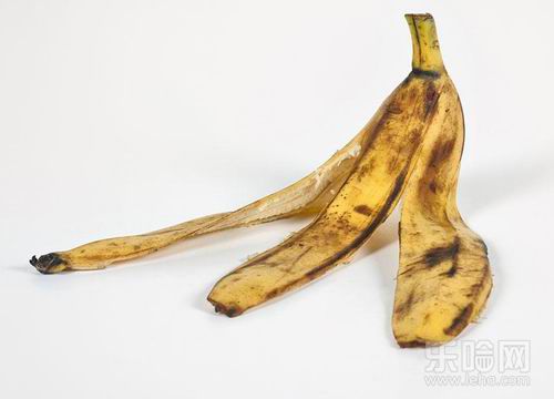 利用香蕉皮擦脸能够帮助缓解皮肤干燥