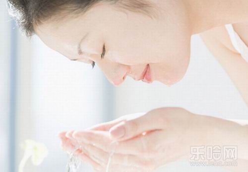 用白醋洗脸再配合进行按摩的话，能够有效促进面部的血液循环，帮助祛斑