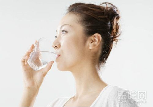 睡前半小时不喝水可预防眼袋