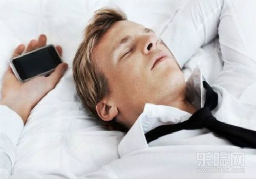 睡前玩手机破坏睡眠质量