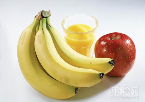 香蕉中含有的特有的油分物质能够润泽肌肤。使用香蕉皮涂抹手脚裂口处能够帮助治愈裂口，让肌肤保持润泽的状态。