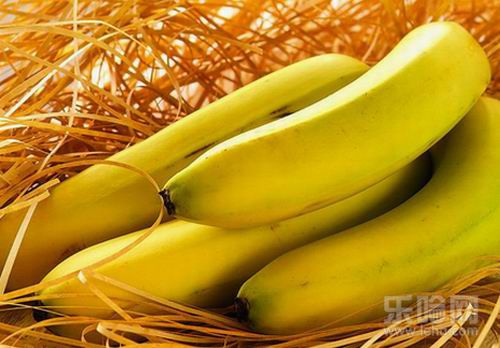 香蕉中含有的维生素能够帮助润泽肌肤