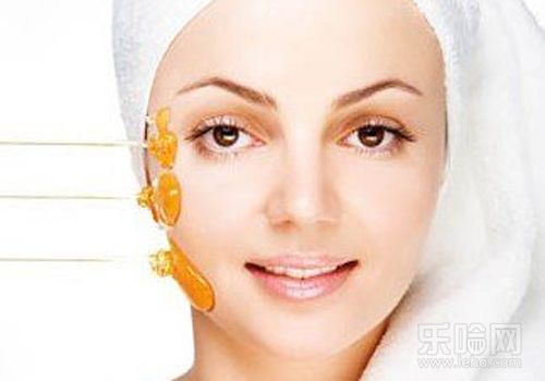 用蜂蜜洗脸能够帮助滋润肌肤