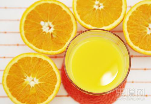 经常饮用柠檬汁能够帮助淡化色斑