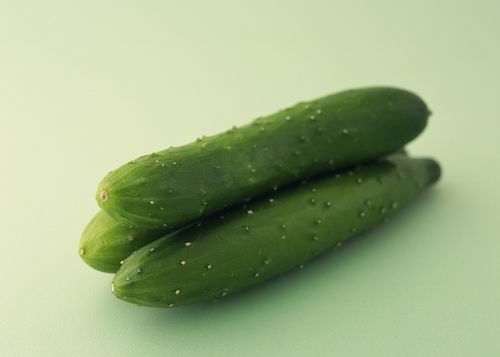 黄瓜能够平和除湿，对于皮肤产生的皱纹有很好的收敛作用。