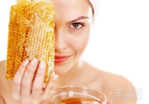 用蜂蜜洗脸能够帮助避免皮肤干燥