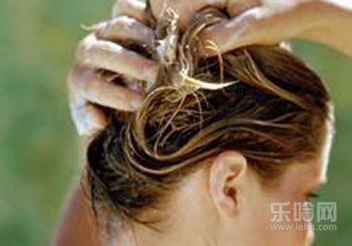 修复受损发质的洗发方法
