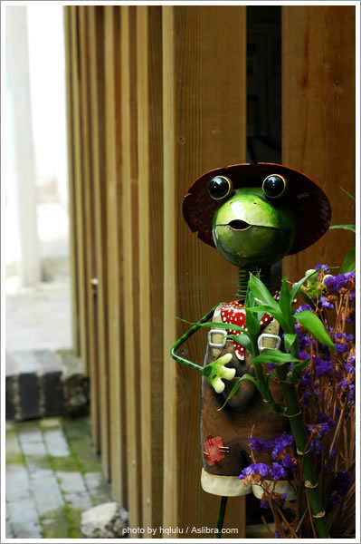 等待客人的青蛙 在798看到一个很好的店子，门口有一个可爱的青蛙，很是喜欢，拍了好几张