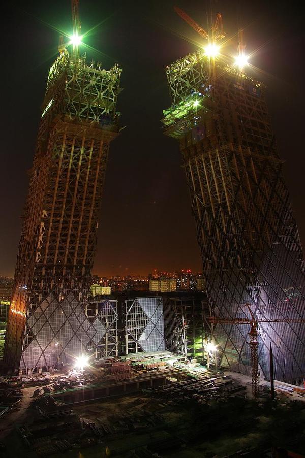 CCTV新址—库哈斯座椅，被评为世界新十大建筑，2007年底已合龙，在它的建设过程中，不断有市民给建委打电话：东三环有两栋违章建筑，越盖越歪，眼看就要撞上了
