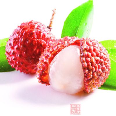 一些热性的水果如荔枝、桂圆等应适量食用，否则容易产生便秘、口舌生疮等上火症状