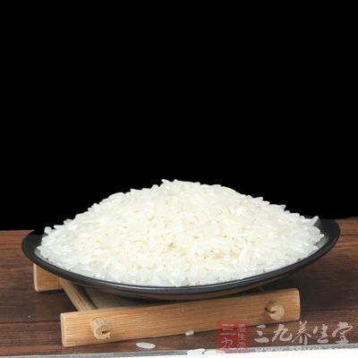 将米洗净晾干，在粉碎机里打成粉末后