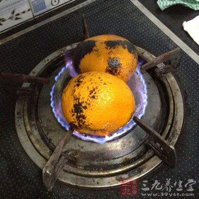 将橘子直接放在小火上烤，并不断翻动，烤到橘皮发黑