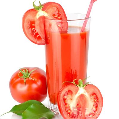 每天喝一杯西红柿汁或常用西红柿，对防止祛斑有较好的作用