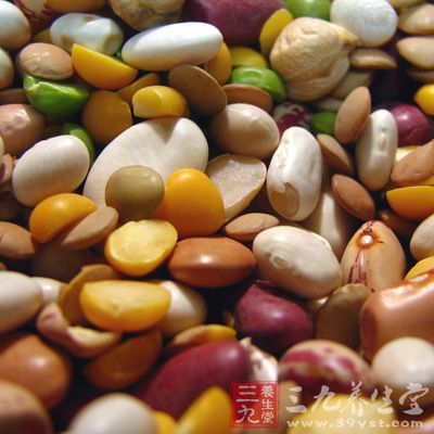 黄豆、豌豆和扁豆等豆类食物含有大量的蛋白质及多种人体必需营养，豆类脂肪含量低，其中的植物雌激素，有保护血管的作用