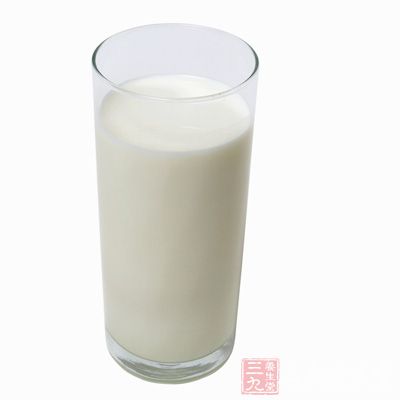 牛奶中含有的磷，对促进幼儿大脑发育有着重要的作用