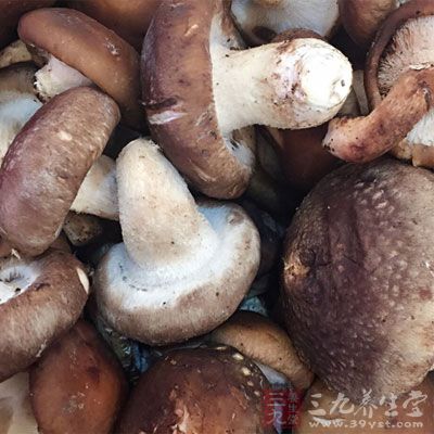 在香菇中含有一些能够降低血内胆固醇和防止动脉硬化的物质