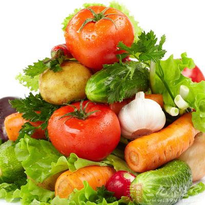 多吃新鲜果蔬，如白菜、白萝卜、香蕉、苹果等，可补充维生素