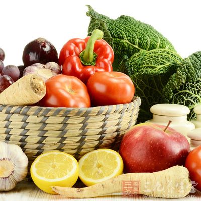 酸枣、番茄、梨、柑橘、猕猴桃、各类新鲜蔬菜等，都含有大量维生素C