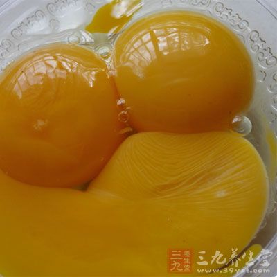 把鸡蛋黄打散后，加少量温水继续搅拌到产生泡沫