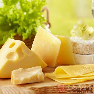但奶酪富含钙质和各种微量元素，是非常有益的食品，经过熟制的奶酪还是完全可以享用的