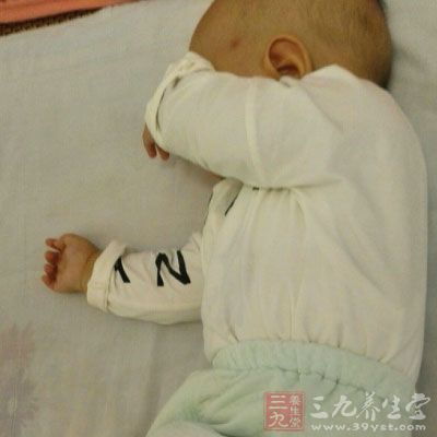 宝宝容易因为自己发出的小声音或动作而影响睡眠