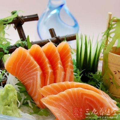 三文鱼中含有丰富的不饱和脂肪酸，能有效降低血脂和血胆固醇