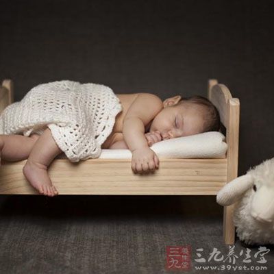 当宝宝出现抽搐的情况时，应立即将其身体侧卧